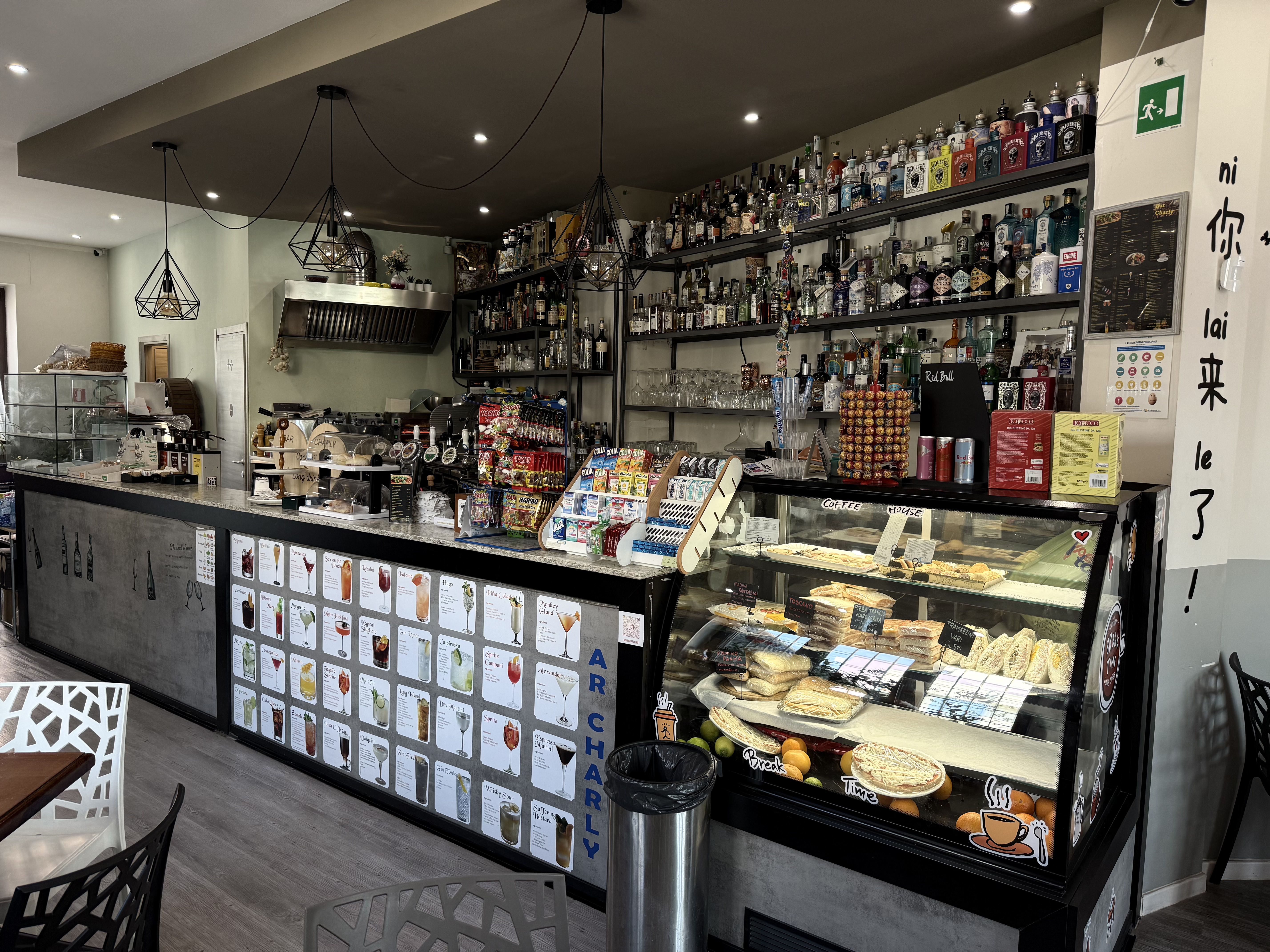 Interno del Bar Charly — bancone e distillati